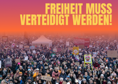 Grafik: Demonstrierende Menschenmenge, der Himmel oben ist dunkellila bis orange. Oben weißer Text "Zeit zum Handeln", darunter in gelber Schrift "Freiheit muss verteidigt werden!", unten in weiß "12.09. 14 Uhr Jungfernstieg"